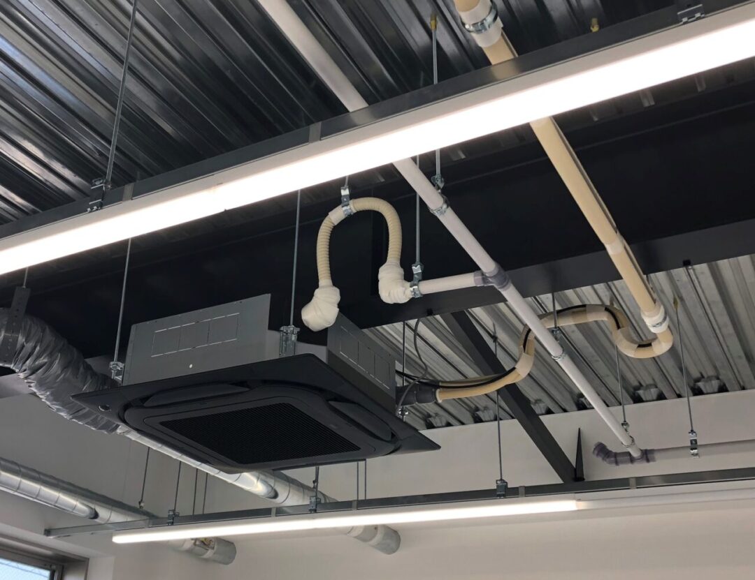 ドレン配管保温工事不要！ 結露防止層付きドレン配管で施工方法が変わる