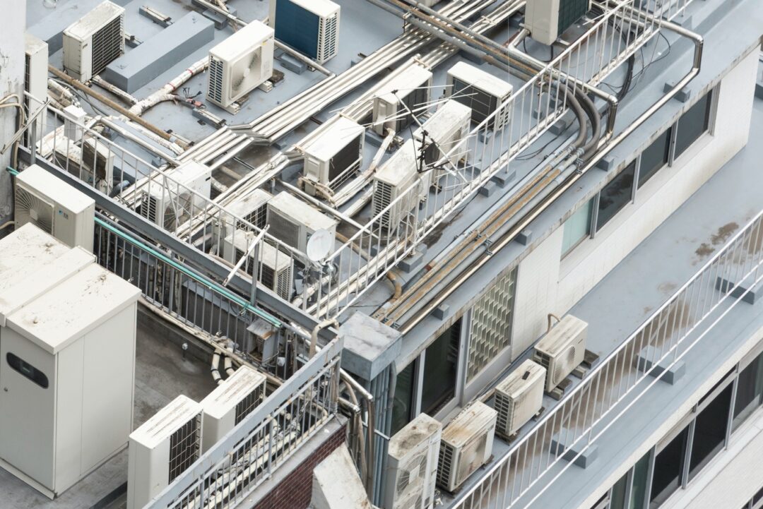 スカイダクトTRシリーズで、ビルの屋上配管を整理して収納!保守性、施工性が向上