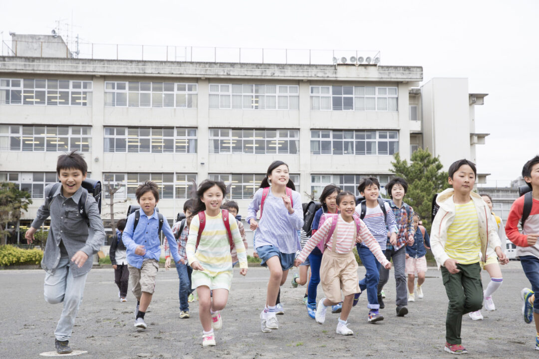学校用「室外機防護パネル」で、子どもをケガから守る!学校のエアコンにも安全対策を。