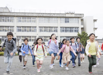学校用「室外機防護パネル」で、子どもをケガから守る！学校のエアコンにも安全対策を。